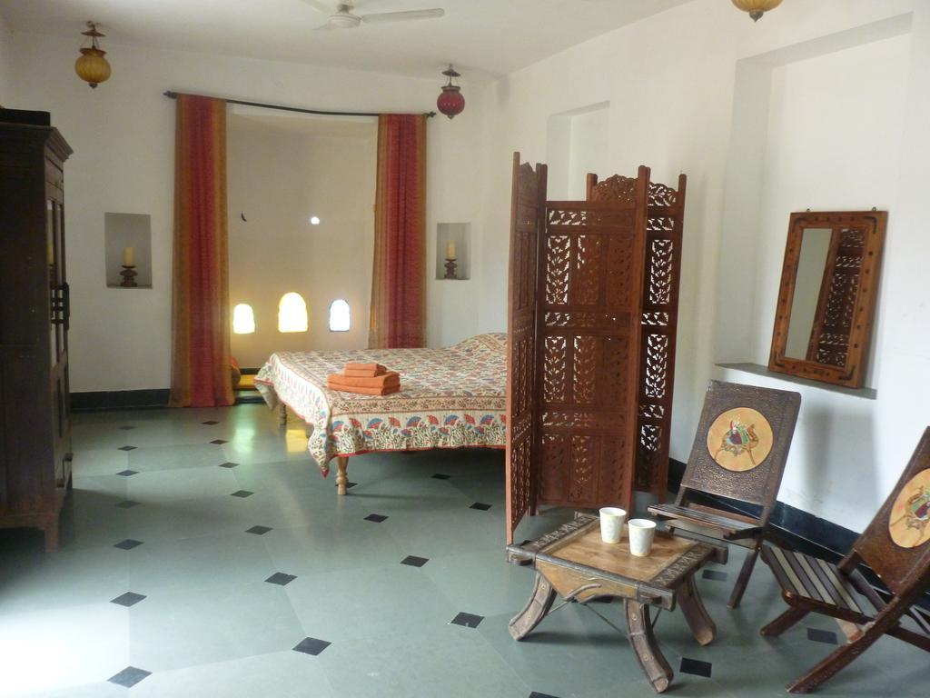 Silver Moon Haveli Otel Udaipur Oda fotoğraf